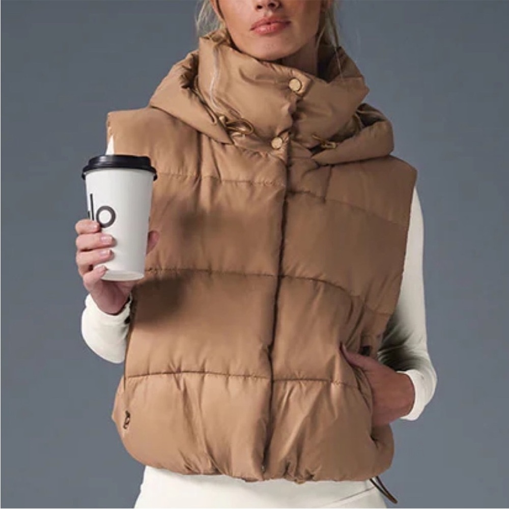 Alo Yoga Extreme Cropped Gold Rush Puffer Vest in Toasted Almond Size XXSmall